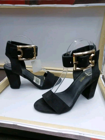 belle-chaussure-en-promotion-big-3