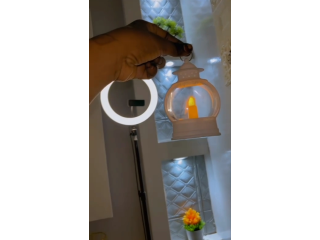 Une lanterne féerique décors l'endroit pendant le Ramadan